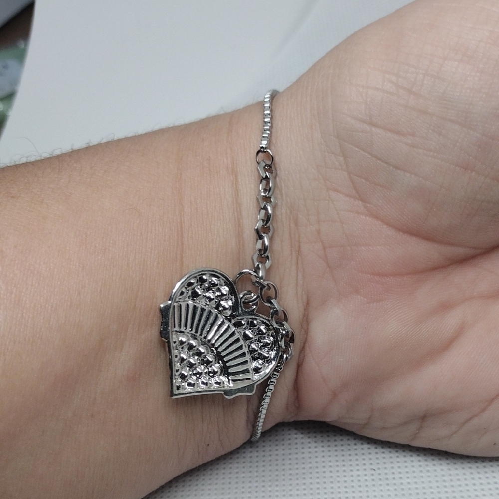 Silver Bracelet with Green Heart Charm – New with Bag, “Links” Design - Picture 4 of 5